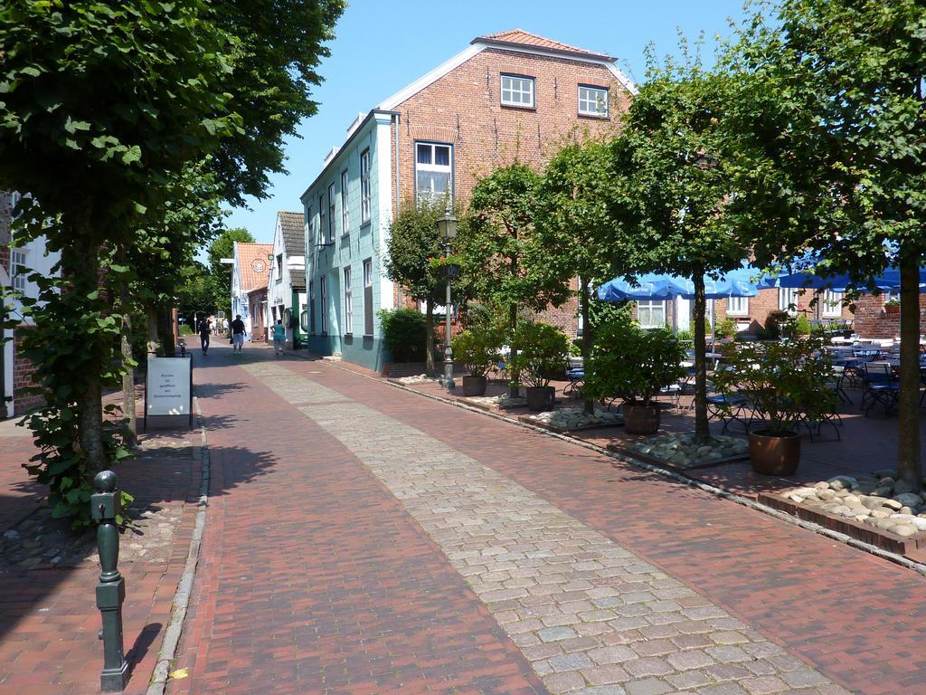 Hotel Garni Goldener Anker Greetsiel Exterior photo